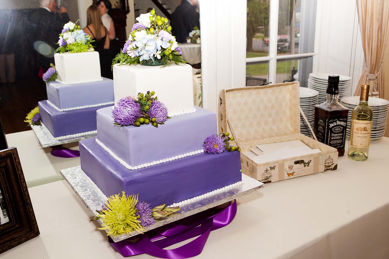 wedding cake lavender white purple gift table